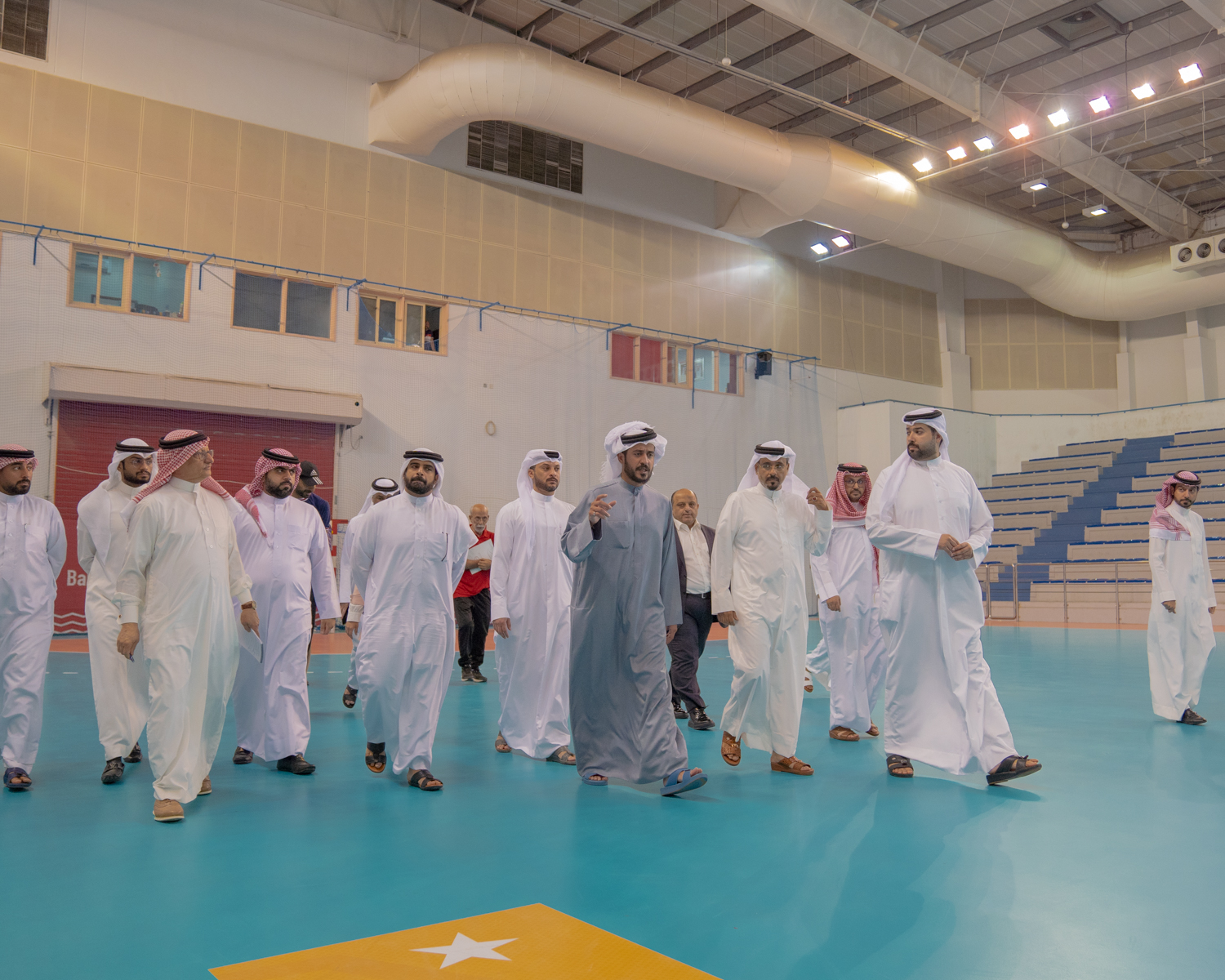 خالد بن حمد يتفقد مرافق صالات أم الحصم الرياضية