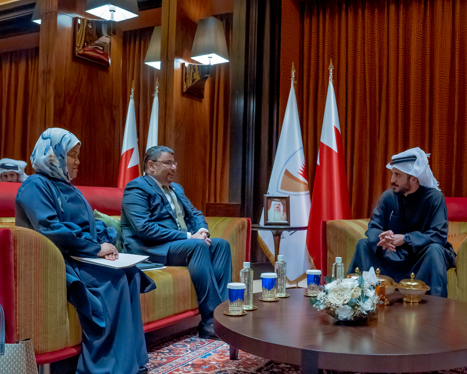 خالد بن حمد يستقبل وزير شؤون الكهرباء والماء
