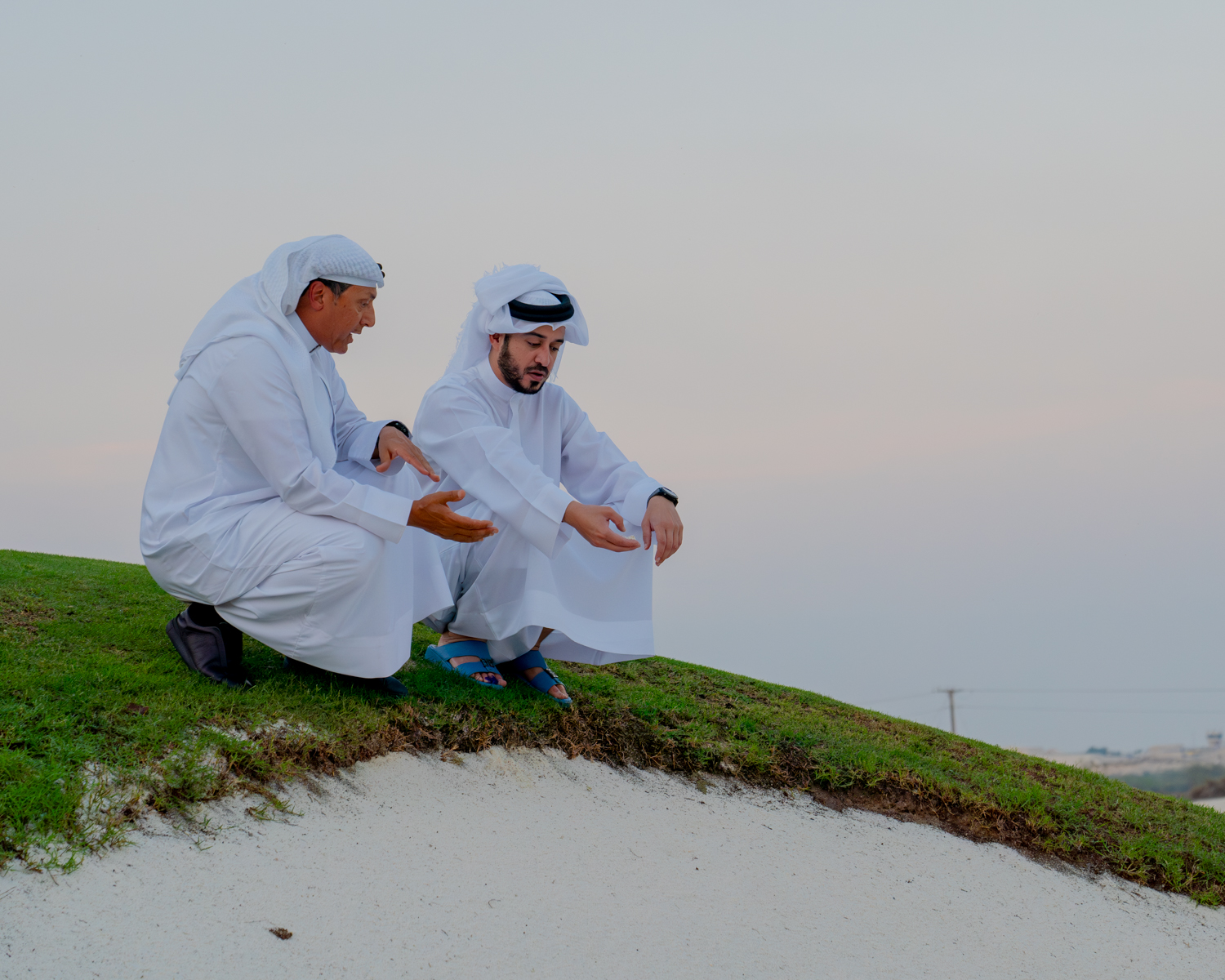 خالد بن حمد يتفقد النادي الملكي للجولف