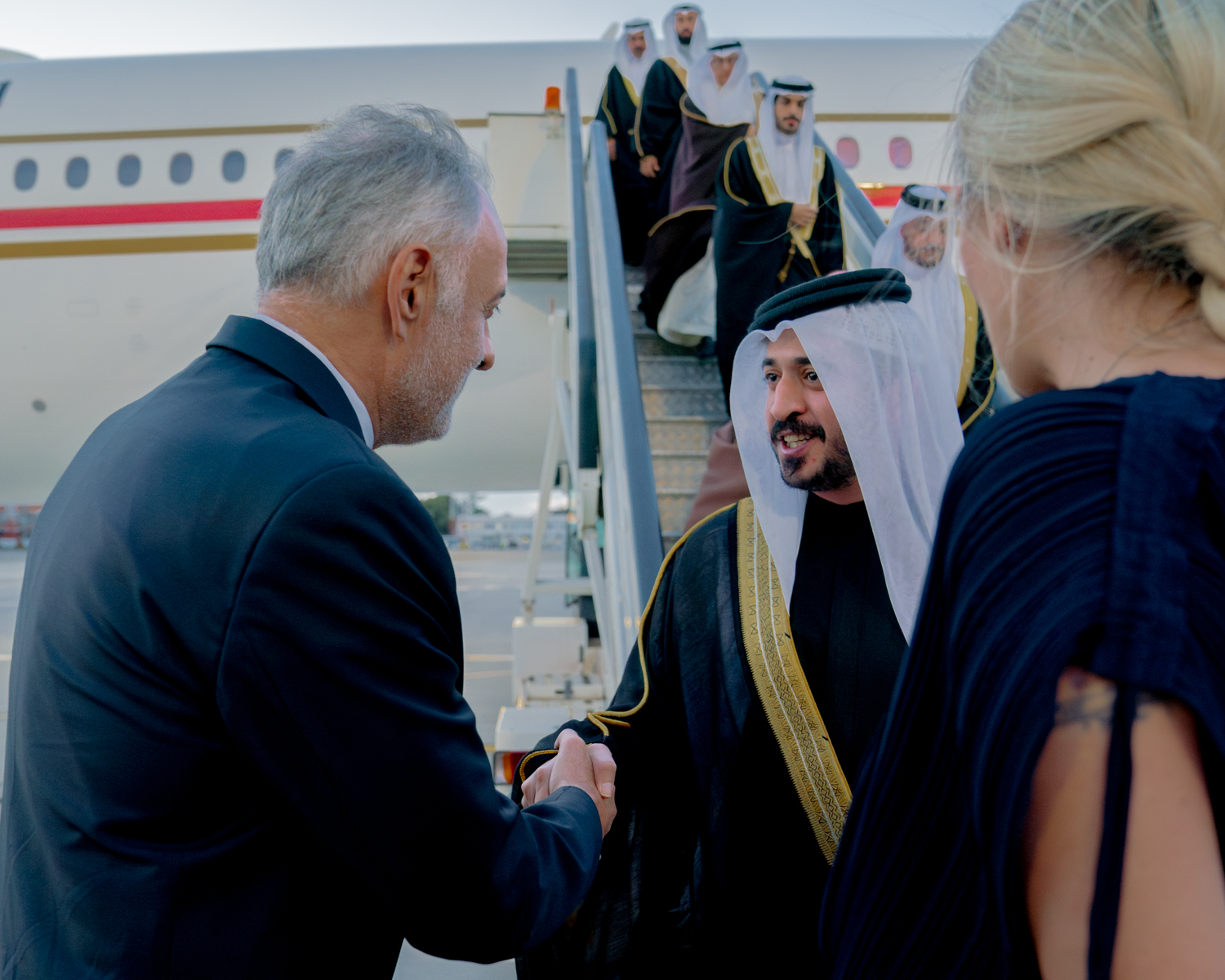 خالد بن حمد يصل صربيا لحضور افتتاح بطولة العالم للمصارعة
